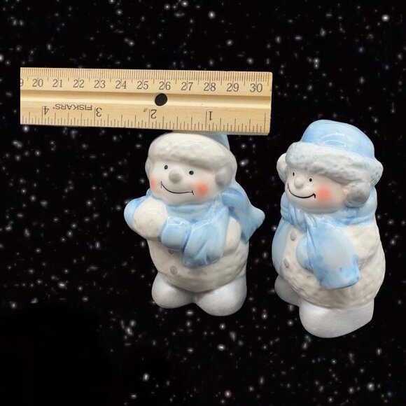 Ceramic Salt and Pepper Shaker Set 2 pcs Christmas Snowman Wearing Clothes 4”T - Picture 6 of 8